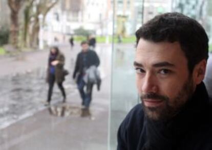 El director de escena y actor Pablo Viar posa en la cafetería del Museo Bellas Artes de Bilbao.
