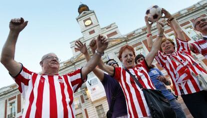 Aficionados del Athletic de Bilbao, en la Puerta del Sol.