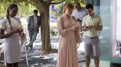 En ‘Caída en picado’, 
de Black Mirror, 
la sociedad se jerarquiza según la puntuación que 
se otorga a través del móvil. 