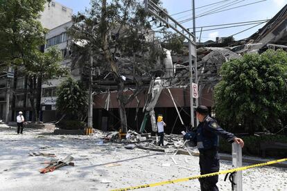 Forte terremoto derruba edifício na Cidade do México, nesta terça-feira.