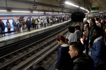 Pasajeros en hora punta en la parada de metro de Sol, durante la huelga de maquinistas que coincide con el centenario de Metro de Madrid.