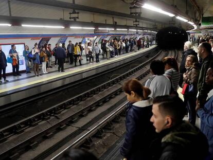 Pasajeros en hora punta en la parada de metro de Sol, durante la huelga de maquinistas que coincide con el centenario de Metro de Madrid.
