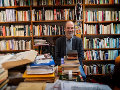 El escritor mexicano Juan Villoro en su biblioteca personal.