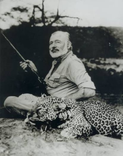 Ernest Hemingway, com um leopardo morto, em 1953.