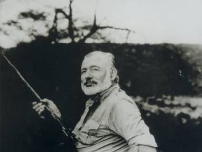Ernest Hemingway, com um leopardo morto, em 1953.
