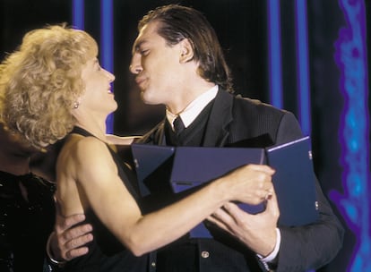 The actor Javier Bardem receives the Silver Shell for best actor, from the hands of the actress Marisa Paredes, in 1994.