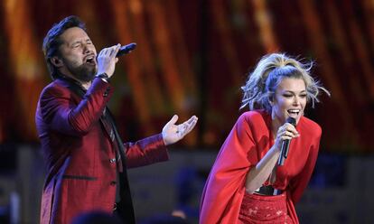 Diego Torres y Rachel Platten durante su actuación en la gala.