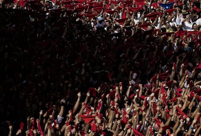 Miles de personas muestran en alto el tradicional "pañuelico" rojo en la Plaza del Ayuntamiento de Pamplona.