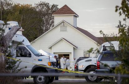 Investigadores de la policía trabajan en el interior de la iglesia bautista tras el tiroteo en Sutherland Springs (Texas). 