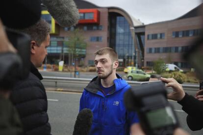 Tom Evans, padre de Alfie, junto al hospital.