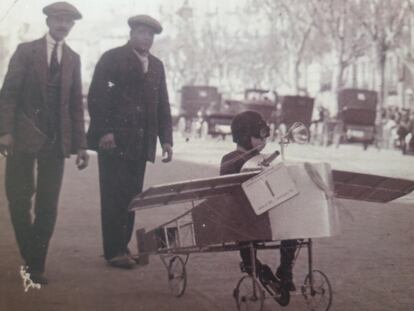 El piloto Vicente Pinar de niño disfrazado de aviador en un carnaval en la Rambla.