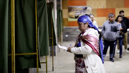 Una mujer se prepara para votar en Temuco (Chile), en diciembre de 2023.