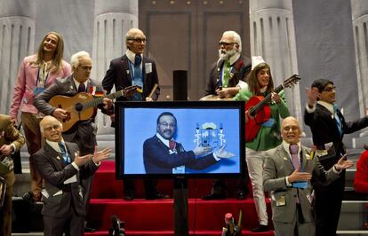 Un momento de la actuación del grupo 'Esto si que es una chirigota', durante el segundo pase de semifinales del Concurso de Agrupaciones Carnavalescas en el Gran Teatro Falla de Cádiz.