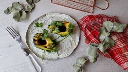 Tan fácil como cortar el aguacate en dos, quitar el hueso, pelarlo y al calor