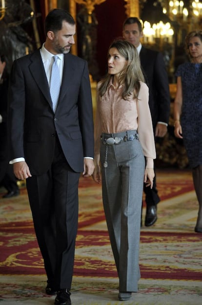 Doña Letizia fue objeto de muchos comentarios por romper el protocolo y vestir pantalones en la recepción de 2010.