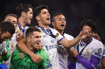 Marco Asensio celebra la victoria junto a sus compañeros de equipo.