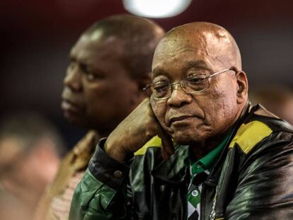 Jacob Zuma escucha a Cyril Ramaphosa  en la conferencia del Congreso Nacional Africano que cerr&oacute; el a&ntilde;o. 