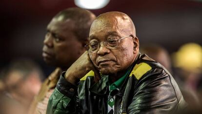 Jacob Zuma escucha a Cyril Ramaphosa  en la conferencia del Congreso Nacional Africano que cerr&oacute; el a&ntilde;o. 