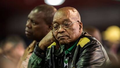 Jacob Zuma escucha a Cyril Ramaphosa en la conferencia del Congreso Nacional Africano que cerró el año.