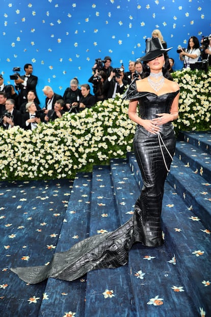 Quizá inspirándose en su nueva faceta como personaje de la franquicia 'American Horror Story', Kim Kardashian ha elegido a la marca californiana Chrome Hearts, de estética motera y gótica, para que le diseñen a medida este traje de cuero encorsetado con sombrero de cuero a juego.