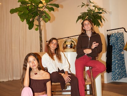 Claudia (con chaqueta marrón) y Sayana (de blanco) Durany, con su amiga Laia Rafel, arquitecta y modelo.