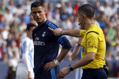 El delantero portugués del Real Madrid Cristiano Ronaldo recibe indicaciones del árbitro, Ignacio Iglesias, en el estadio de la Rosaleda, en Málaga.