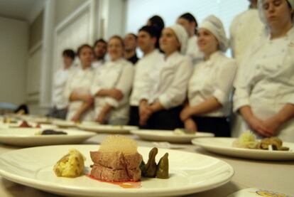 Platos del campeonato gallego de cocina delante de los cocineros concursantes.