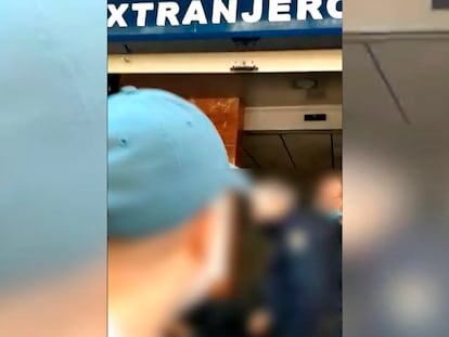 Con gorra azul, el hombre que insultó a los policías nacionales en diciembre en Alicante, que luego fue identificado y deportado a Bulgaria.