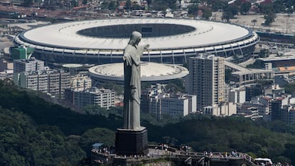 O icônico Cristo Redentor, no Rio de Janeiro, com o Maracanã ao fundo.