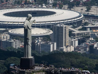 El icónico Cristo Redentor de Río de Janeiro con Maracaná al fondo.