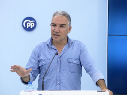 El coordinador general del PP, Elías Bendodo, durante una rueda de prensa.