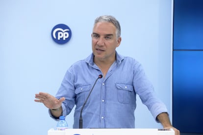 El coordinador general del PP, Elías Bendodo, durante una rueda de prensa.