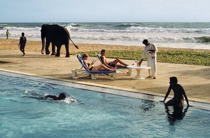 Cenário turístico com um hóspede excepcional: aquele elefante que avança ao longo do passeio na companhia de um homem com uma vara. Sri Lanka, 1995.