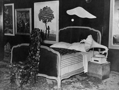 La habitació del malson, tal com la va dissenyar Dalí. A la dreta del llit, el fonògraf d'Óscar Domínguez.