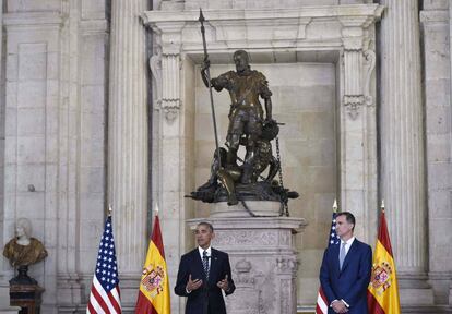 El presidente de los EEUU, Barack Obama (i), durante su discurso en el Salón de columnas del Palacio Real.