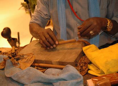 Cuba también muestra a los visitantes cómo se elabora un puro habano.