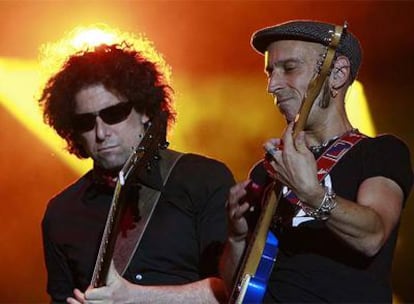 El español Fito Cabrales (d), y el argentino Andrés Calamaro, durante el concierto de Getafe (Madrid)