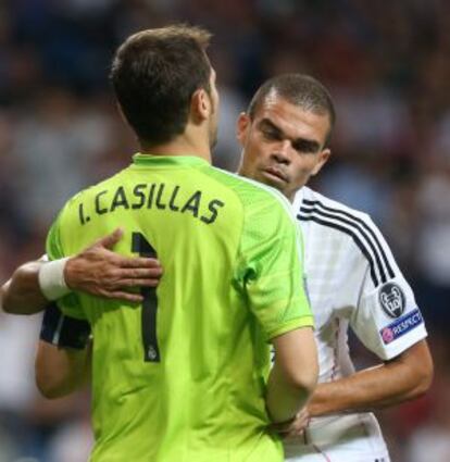 Pepe abraza a Casillas tras una parada.