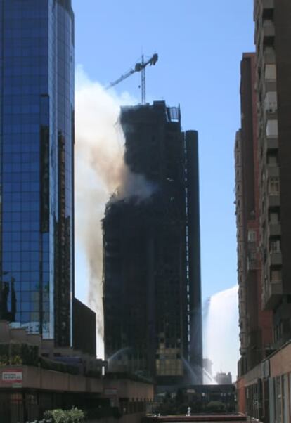 El domingo por la mañana los bomberos intentaban sofocar las llamas que aún ardían en las primeras plantas del edificio Windsor.