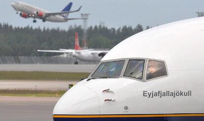 Un Boeing 757 de la aerolínea Iceland Airs, bautizado como Eyjafjallajökull (volcán que provocó el caos el año pasado, permanece sin poder regresar a su país debido al cierre del aeropuerto por la nube del volcán Grimsvötn islandés, hoy, lunes 23 de mayo de 2011 .