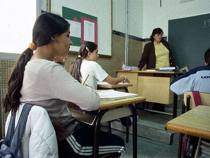 Jóvenes gitanas en clase.