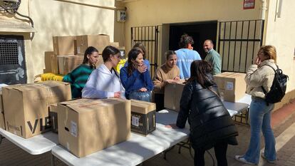 La falla Maestro Rodrigo recoge enseres para los afectados por el incendio en Campanar (Valencia), el 22 de febrero.