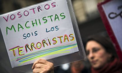 Una mujer sostiene un pancarta en contra de la reforma de la ley del aborto, en París.