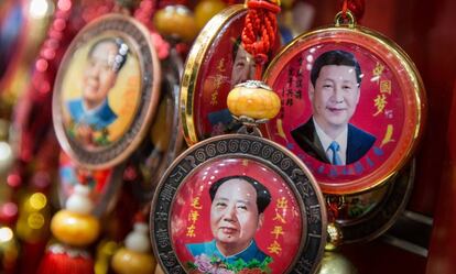 Souvenirs com os rostos de Xi Jinping e Mao Tse Tung em Pequim.