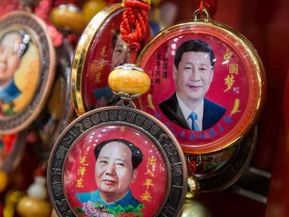 Souvenirs com os rostos de Xi Jinping e Mao Tse Tung em Pequim.