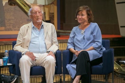 Manuel Vicent y Nativel Preciado, durante el encuentro.