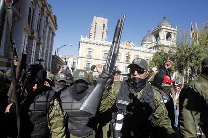 Varios policías, con sus armas en la mano, protestan cerca de la plaza Murillo de la capital.