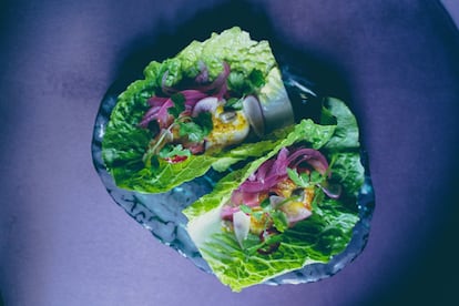 A continuación llega una batería de platos, entre los que destacan unos refrescantes tacos vegetales de lechuga, en cuyo interior se puede encontrar una ostra ahumada Guillardeau con tartar de colinabo, pepinillo y crema agria de eneldo (20 euros), pulpo a la brasa con causa limeña, gominolas de tomate, alcaparras y coliflor encurtida (16 euros), o de secreto ibérico marinado con piña, cebolla, cilantro y menta (20 euros). 