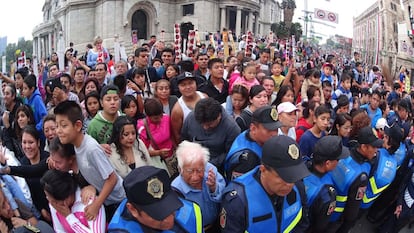 Familias se congregaron en las calles de la Ciudad de México, para admirar el desfile militar.