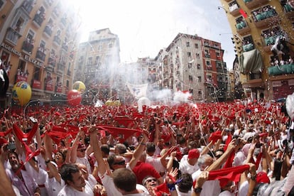 Cientos de personas festejan el inicio de las fiestas de San Fermín 2017.